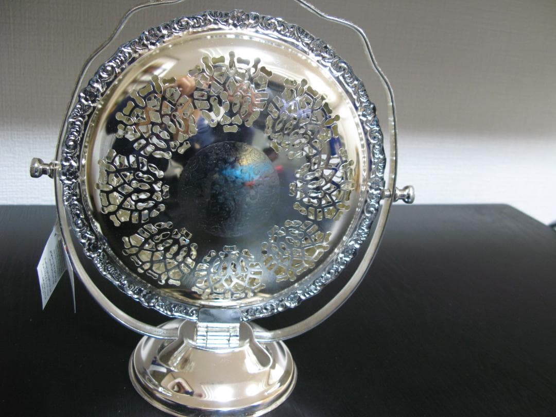 英国 エンボスと透かしのケーキスタンド シルバープレート Queen Anne