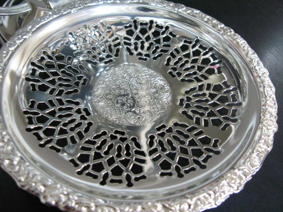 英国 エンボスと透かしのケーキスタンド シルバープレート Queen Anne