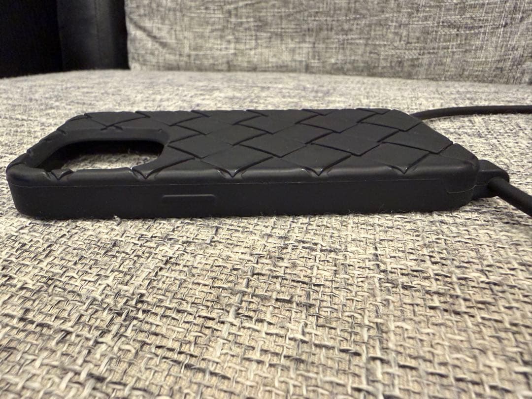 BOTTEGA VENETA iPhone15proケース ショルダー付き