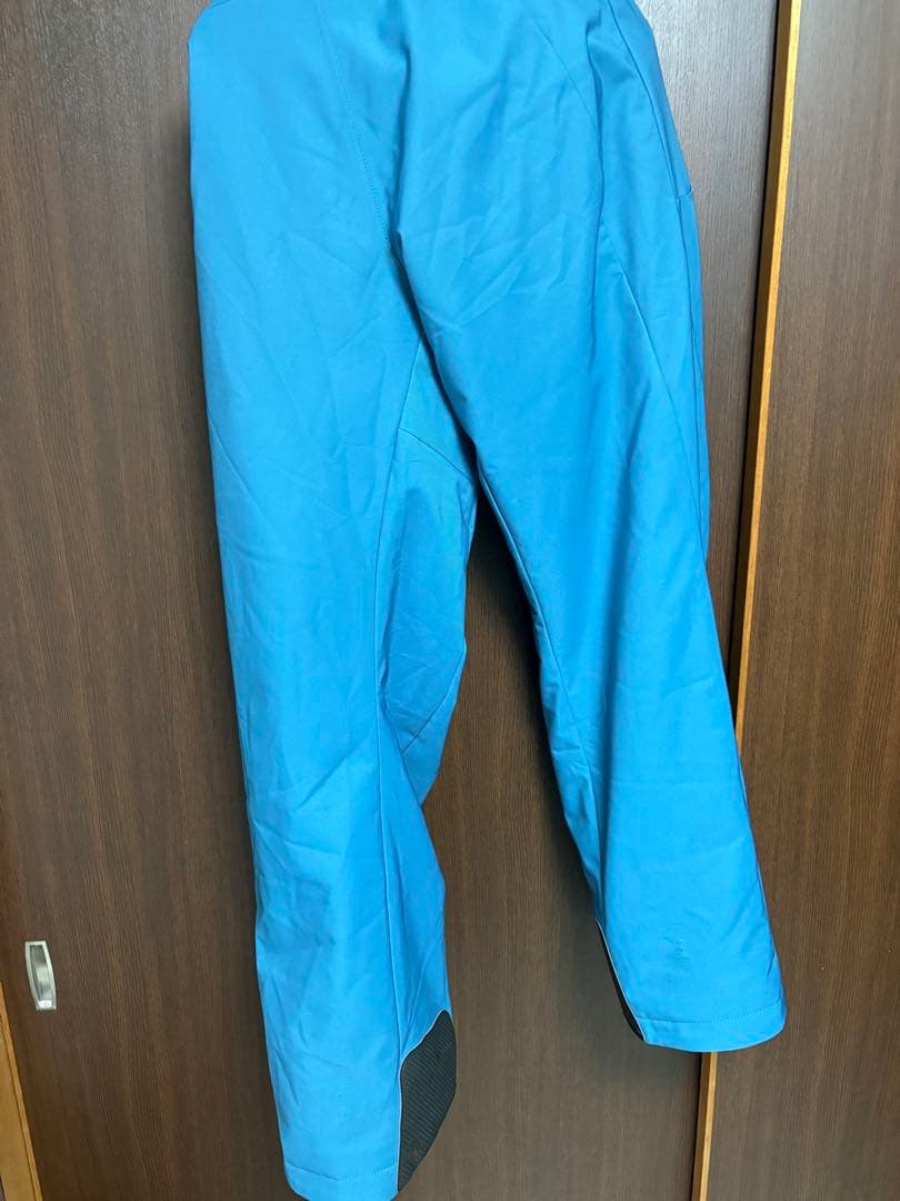 青いスキーウェア サスペンダー付き