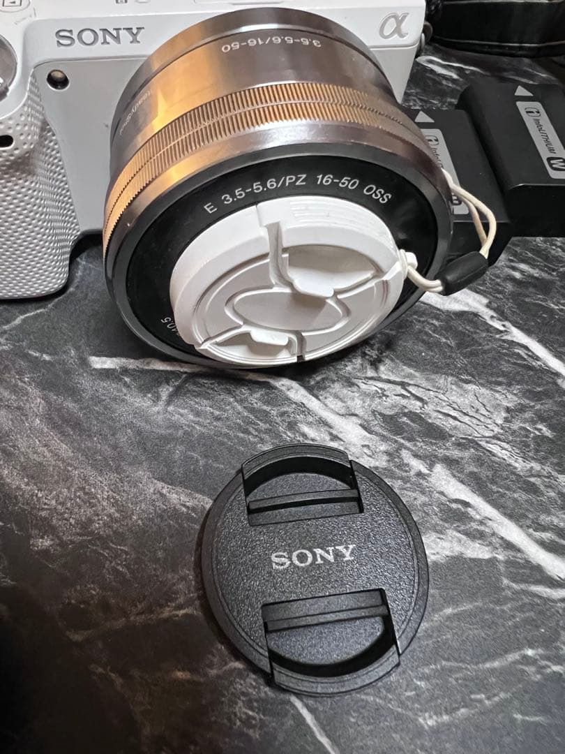 SONY NEX-5Rホワイト 一眼レフカメラ　バッテリー×4　自撮りスイッチ等