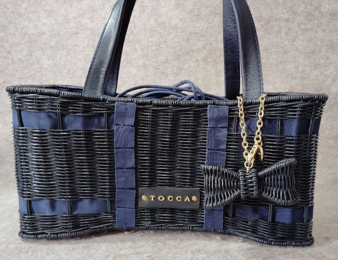 【3573】TOCCAラタン 巾着 カゴバッグ リボンチャーム ネイビー