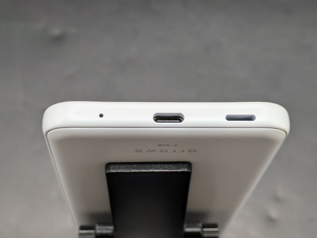 docomo F-51B スマートフォン本体 ホワイト