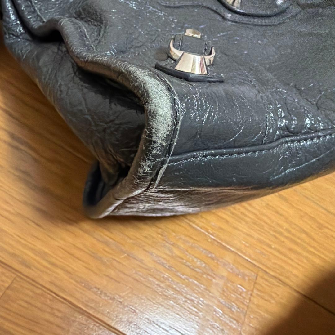 バレンシアガ　黒いレザーショルダーバッグ