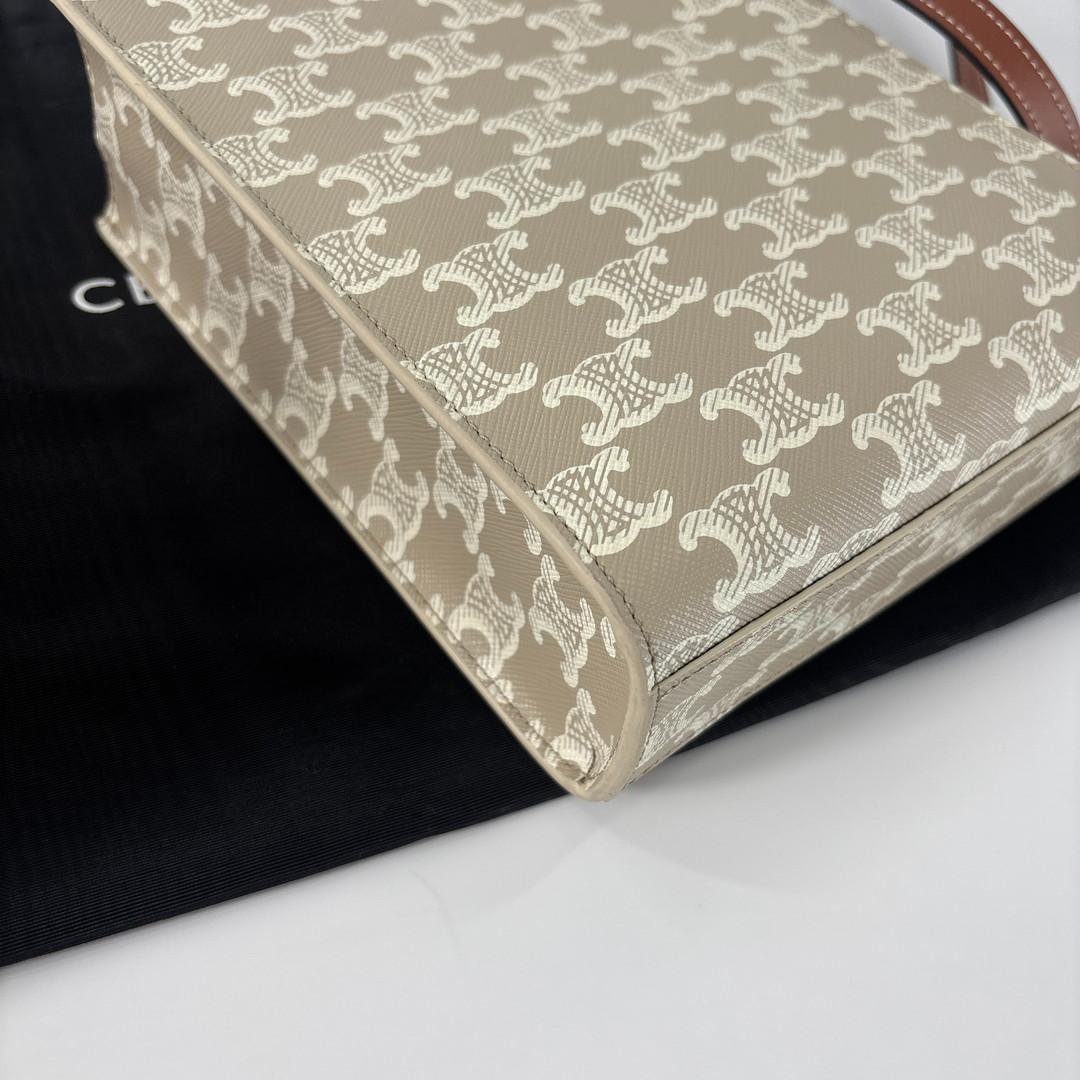 新品未使用 セリーヌ トリオンフ バーティカルカバ ショルダーバッグ レディース