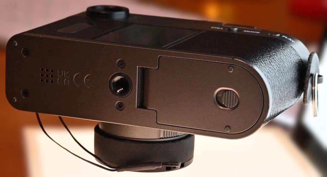 X half（FUJIFILM X-HF1）のチャコールシルバー