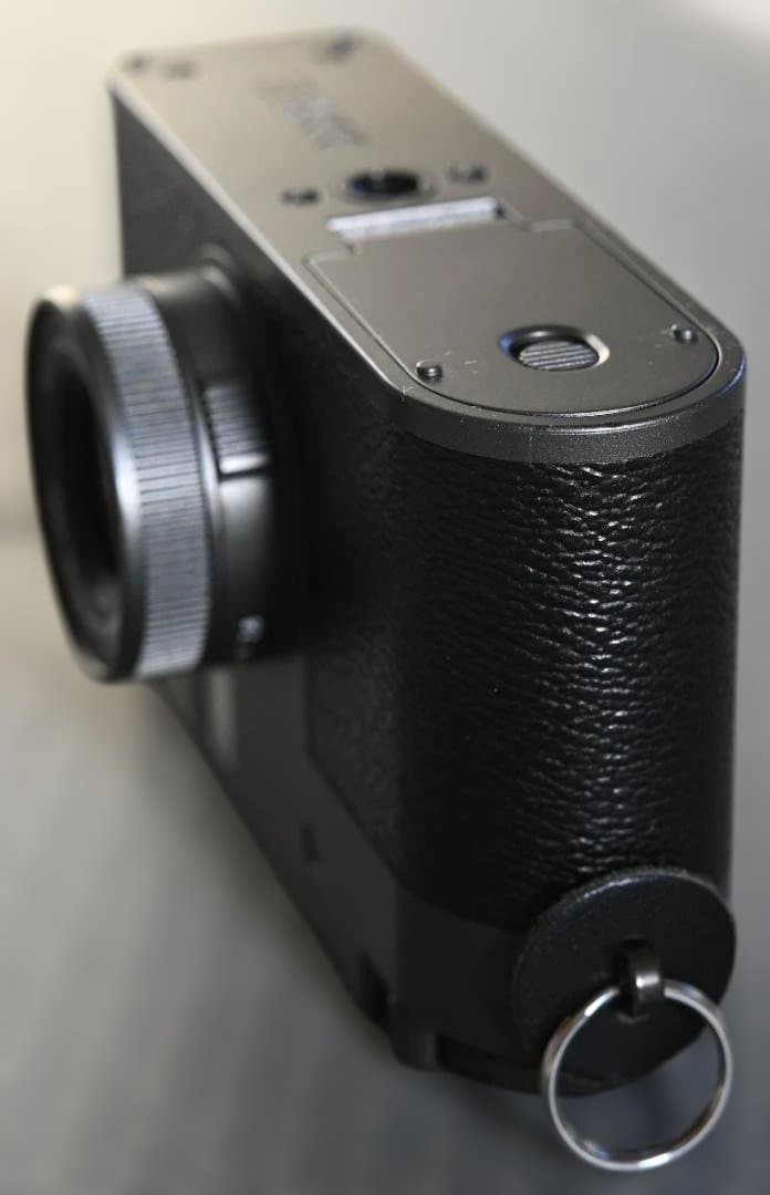 X half（FUJIFILM X-HF1）のチャコールシルバー