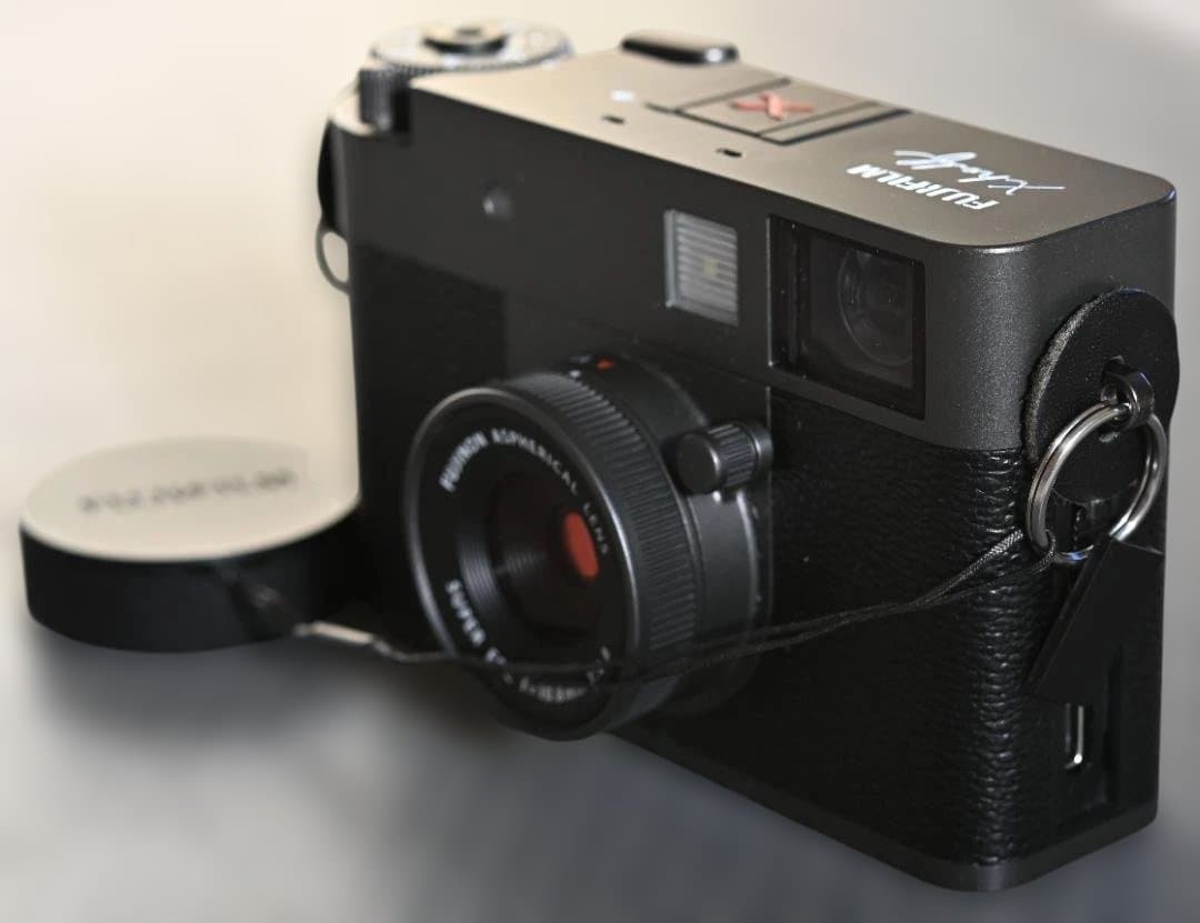 X half（FUJIFILM X-HF1）のチャコールシルバー