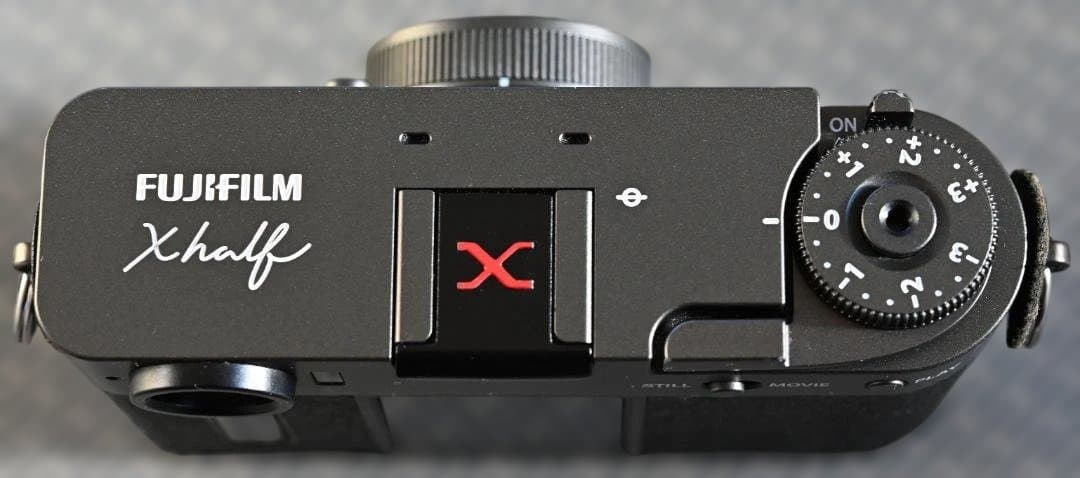 X half（FUJIFILM X-HF1）のチャコールシルバー
