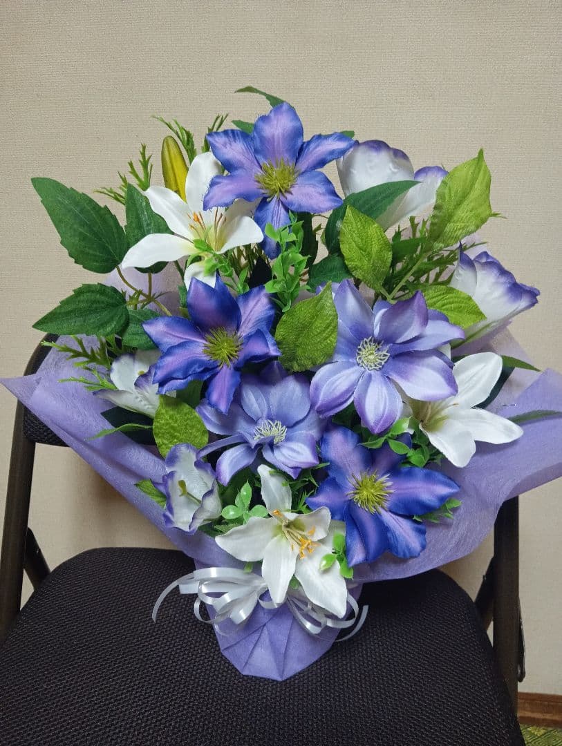 仏花、お供え花紫クレマチス、白百合アレンジ