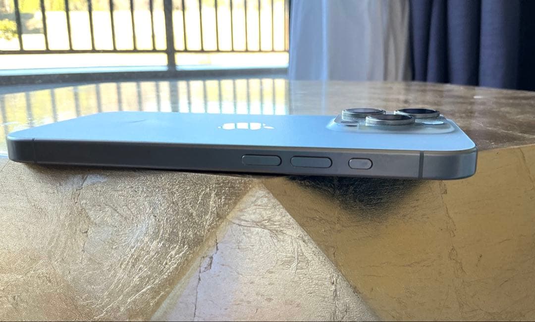 美品　iPhone 15 pro 512gb ナチュラルチタニウム 海外版