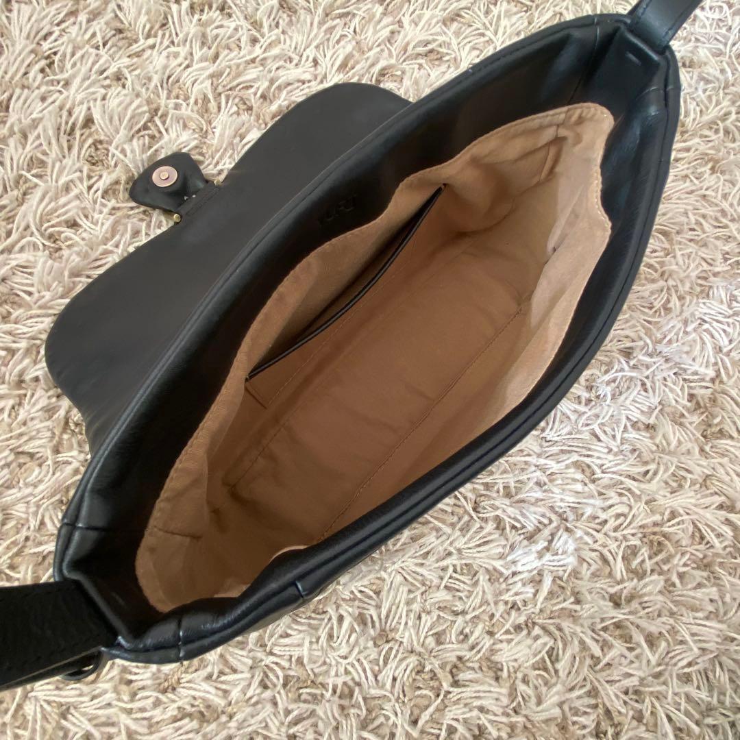 美品　ユルトYURT ブラック 韓国ブランド　黒 レザーショルダーバッグ