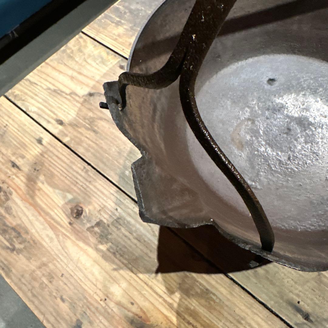古い鉄製吊り鍋 注ぎ口付き / Antique Iron Pot 囲炉裏道具