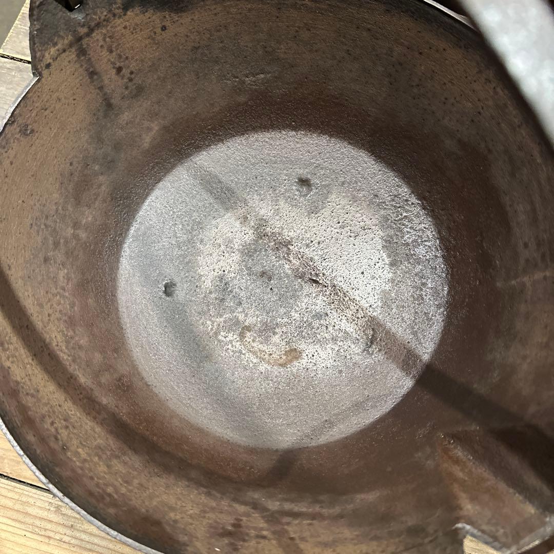 古い鉄製吊り鍋 注ぎ口付き / Antique Iron Pot 囲炉裏道具