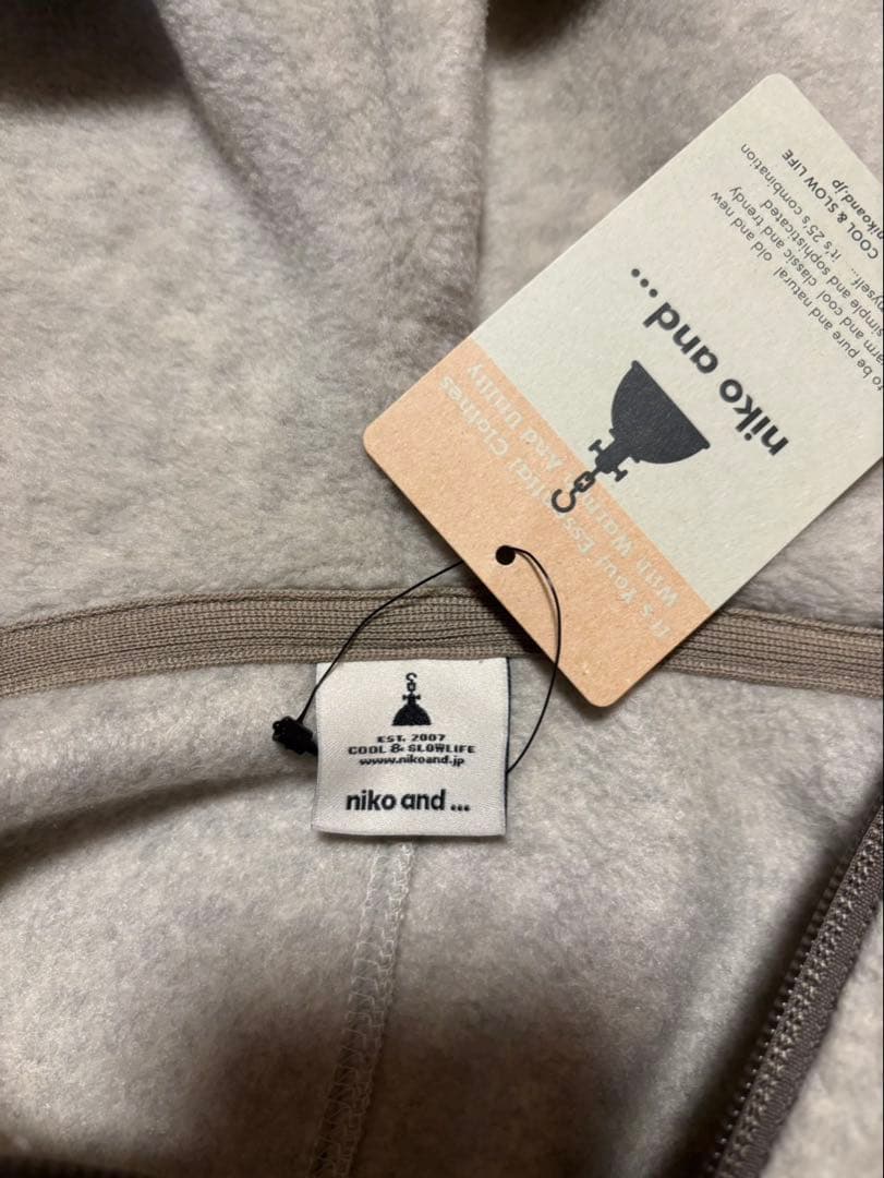 niko and… ソフトフリース切り替えzipパーカー　完売品　ベージュ