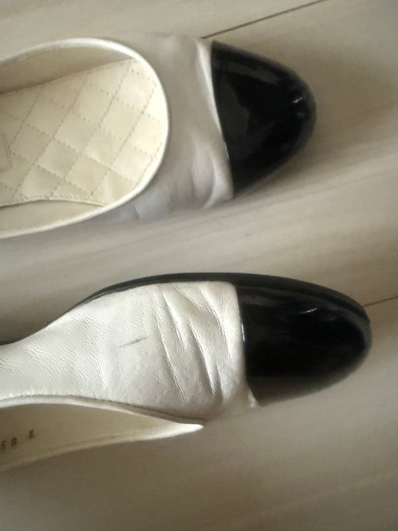 シャネル ホワイト/ブラック チェーン フラットシューズ　37