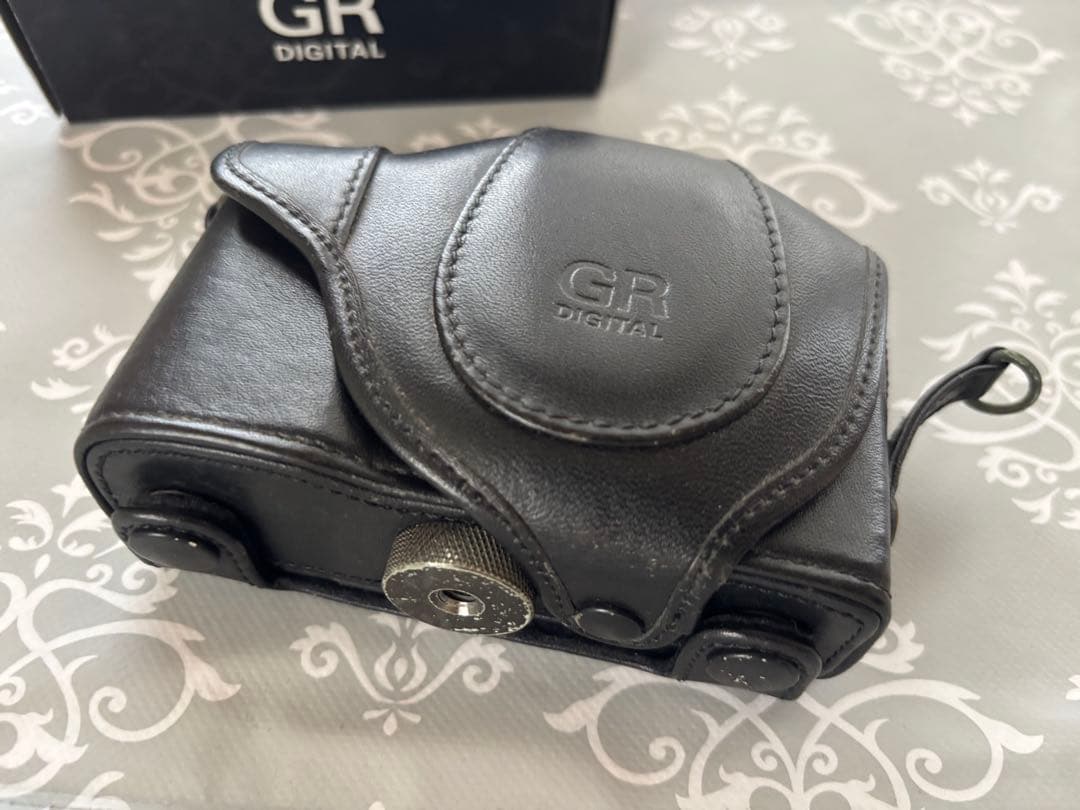 RICOH GR DIGITAL III 純正本革ケースと予備バッテリー付き