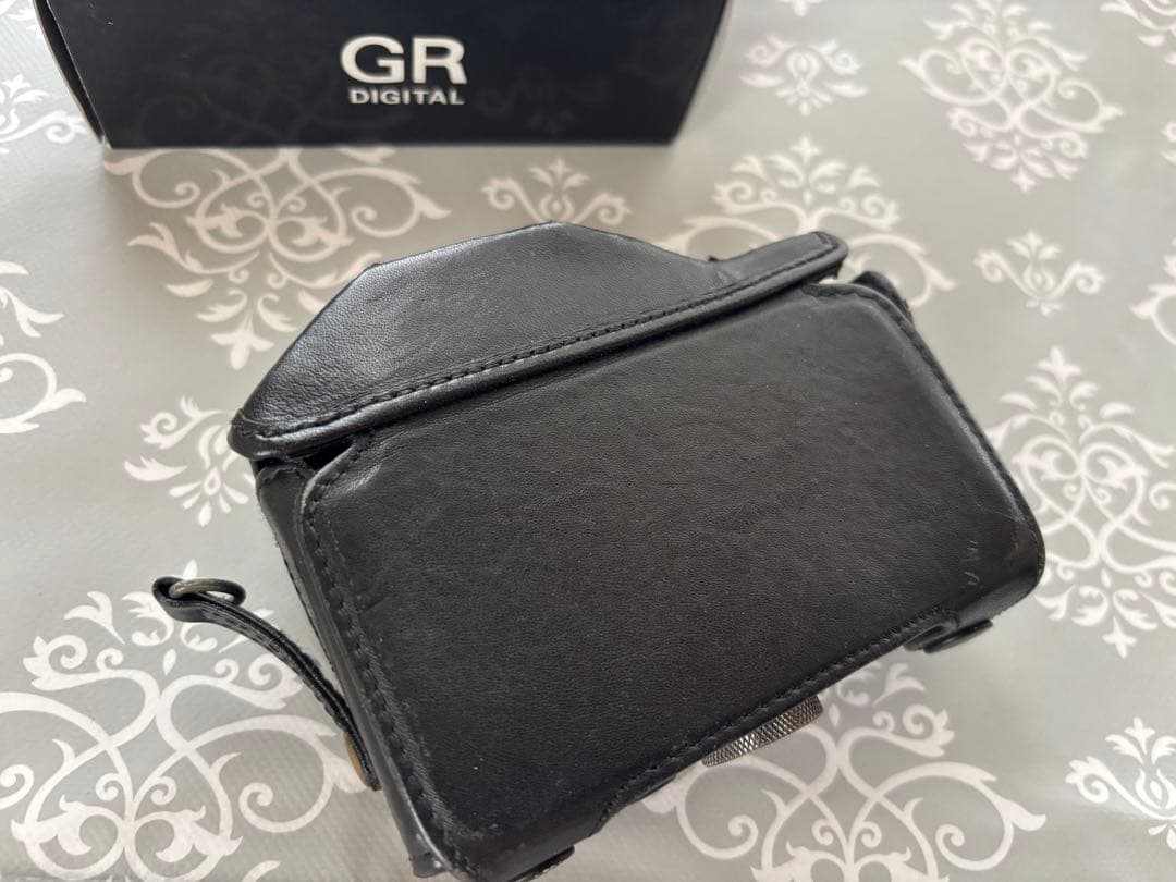 RICOH GR DIGITAL III 純正本革ケースと予備バッテリー付き