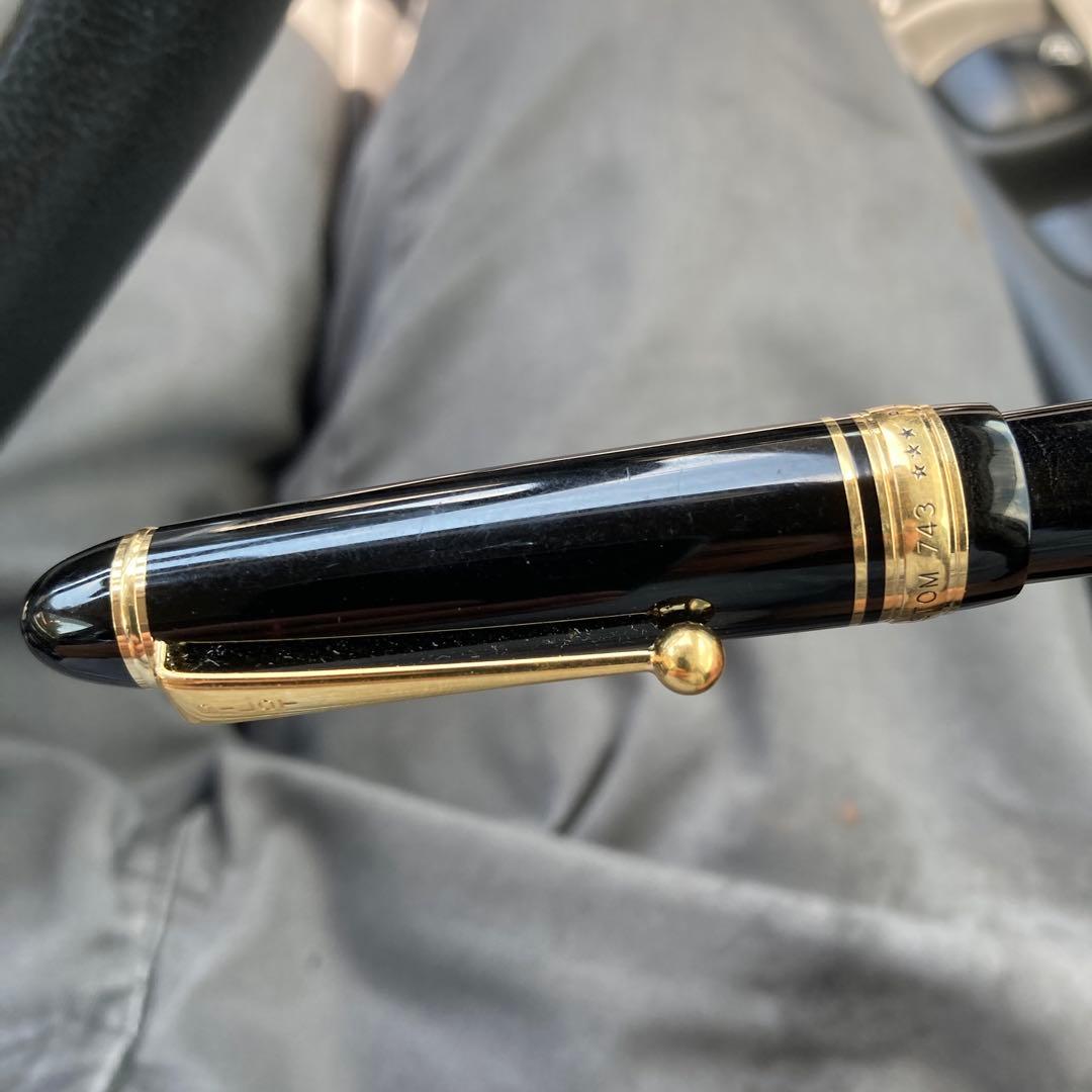 黒い万年筆 ゴールド装飾
