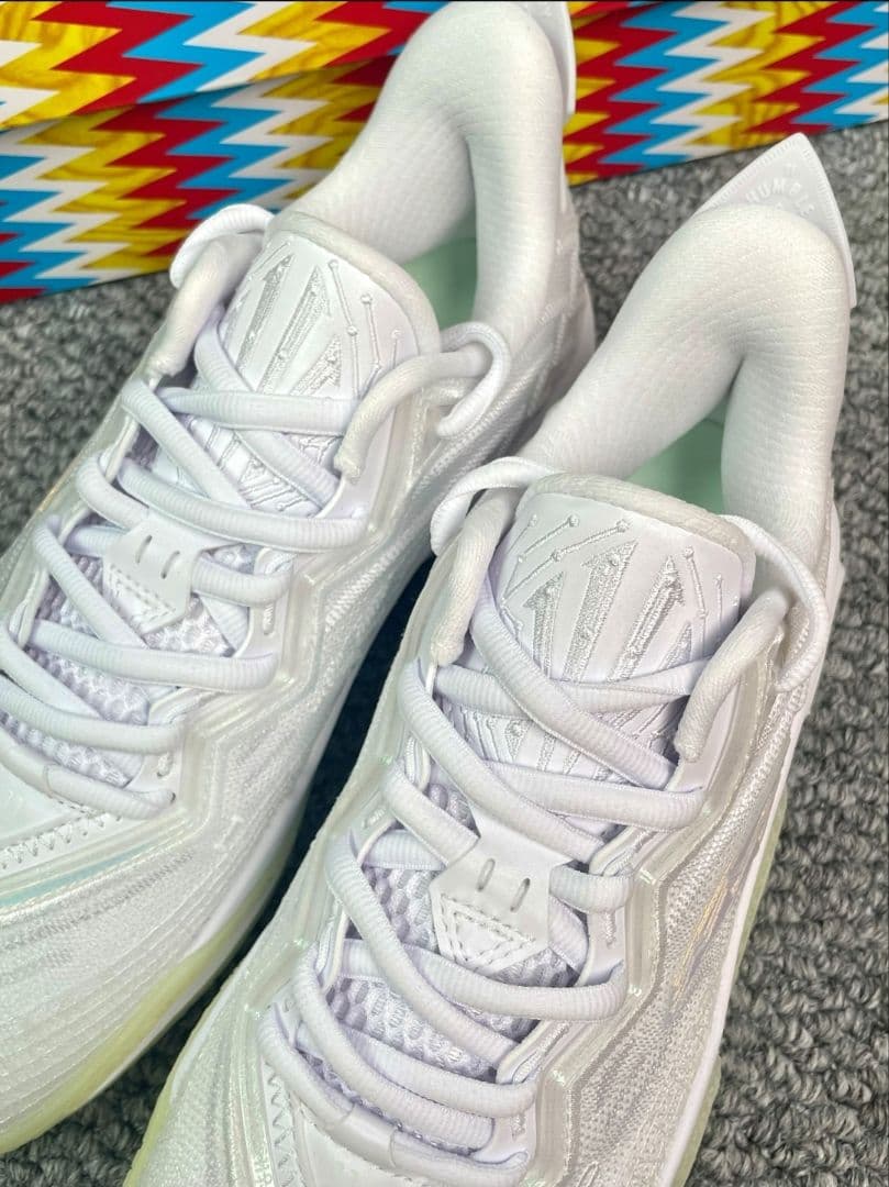 限定値段Kyrie2 US9.5/27cm 白幽霊カラーで、暗所でソールが光り