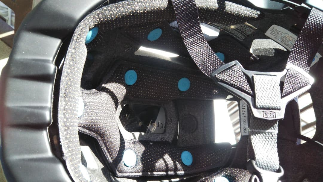 新品未使用 100% Altis グラベル ヘルメット Mサイズ  ブラック色