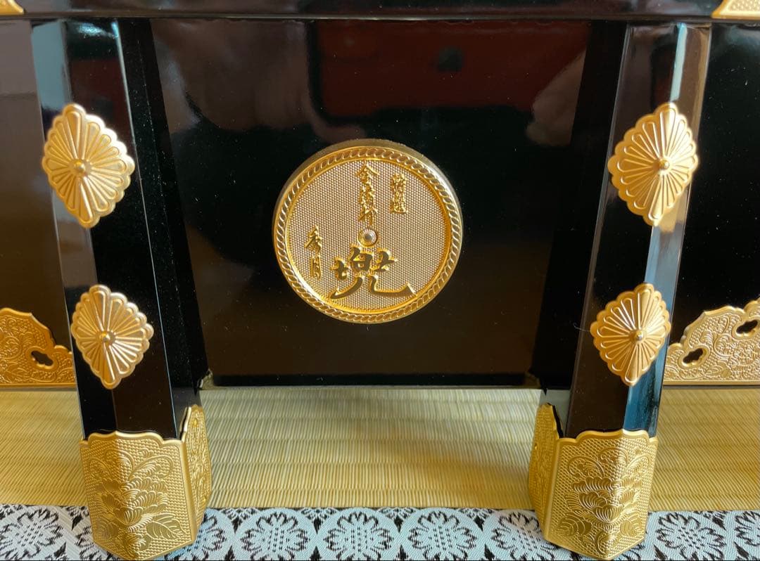 五月人形　秀月本金箔押兜飾り　屏風・台座付き　全て購入時の箱入り　美品