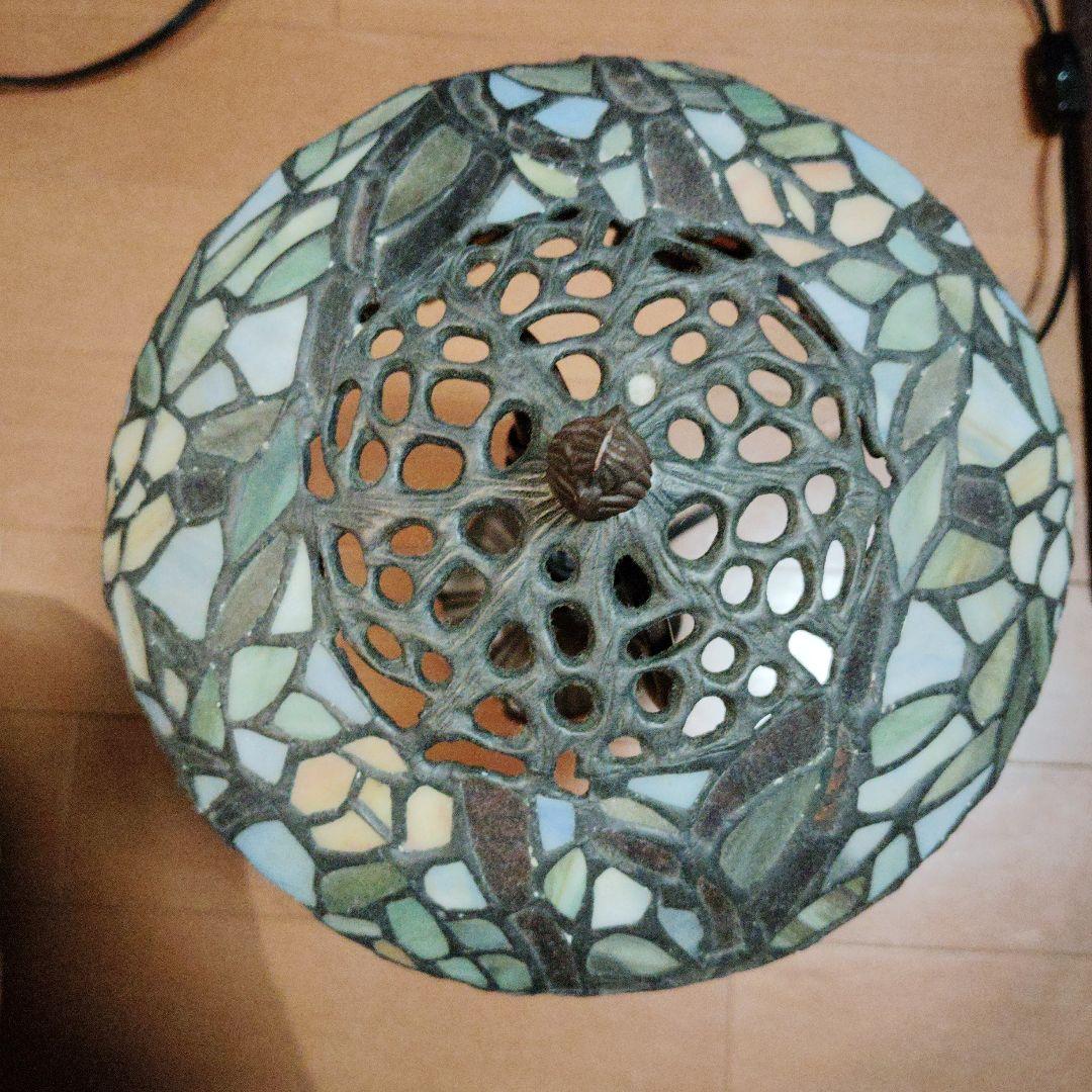 ステンドグラス テーブルランプ 花模様　重厚感あり凄い出来です。