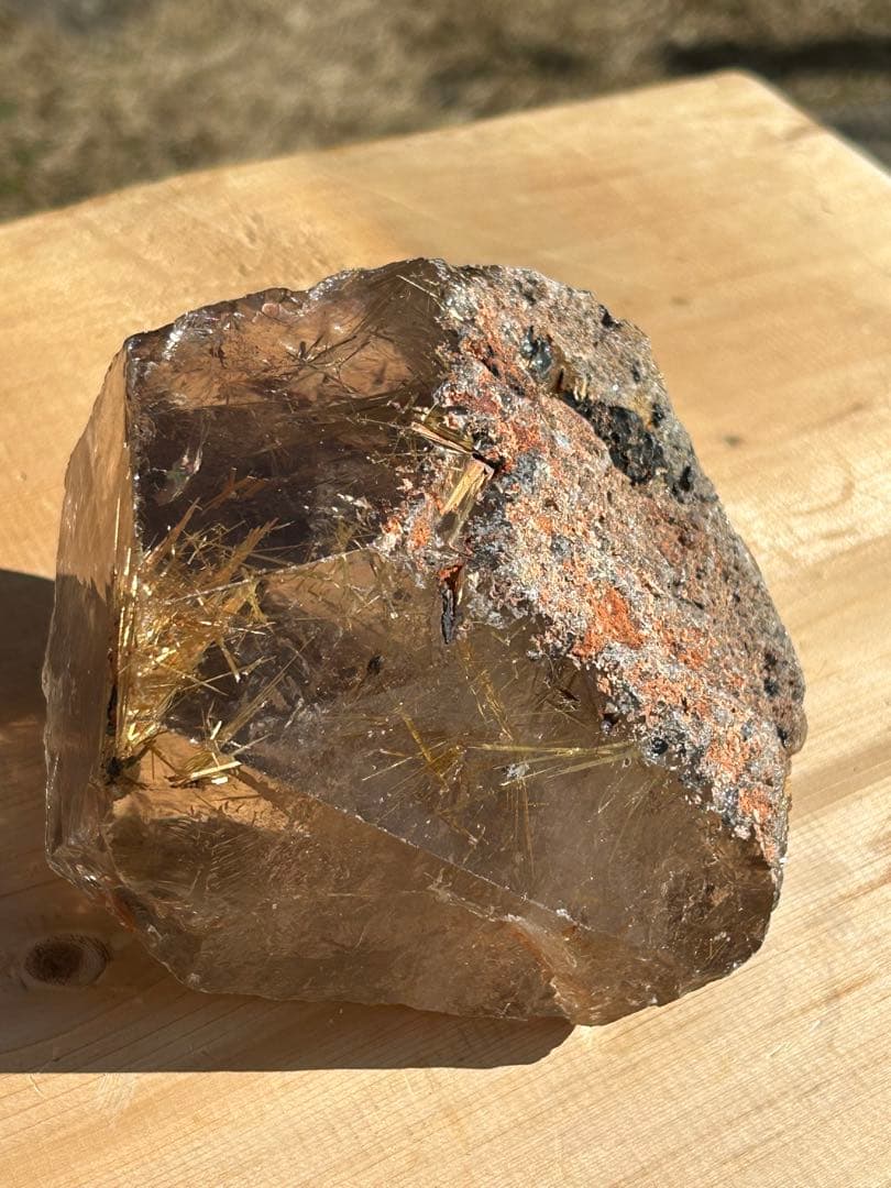 スモーキー太陽ルチルクォーツ天然石レインボー入　西に金運を