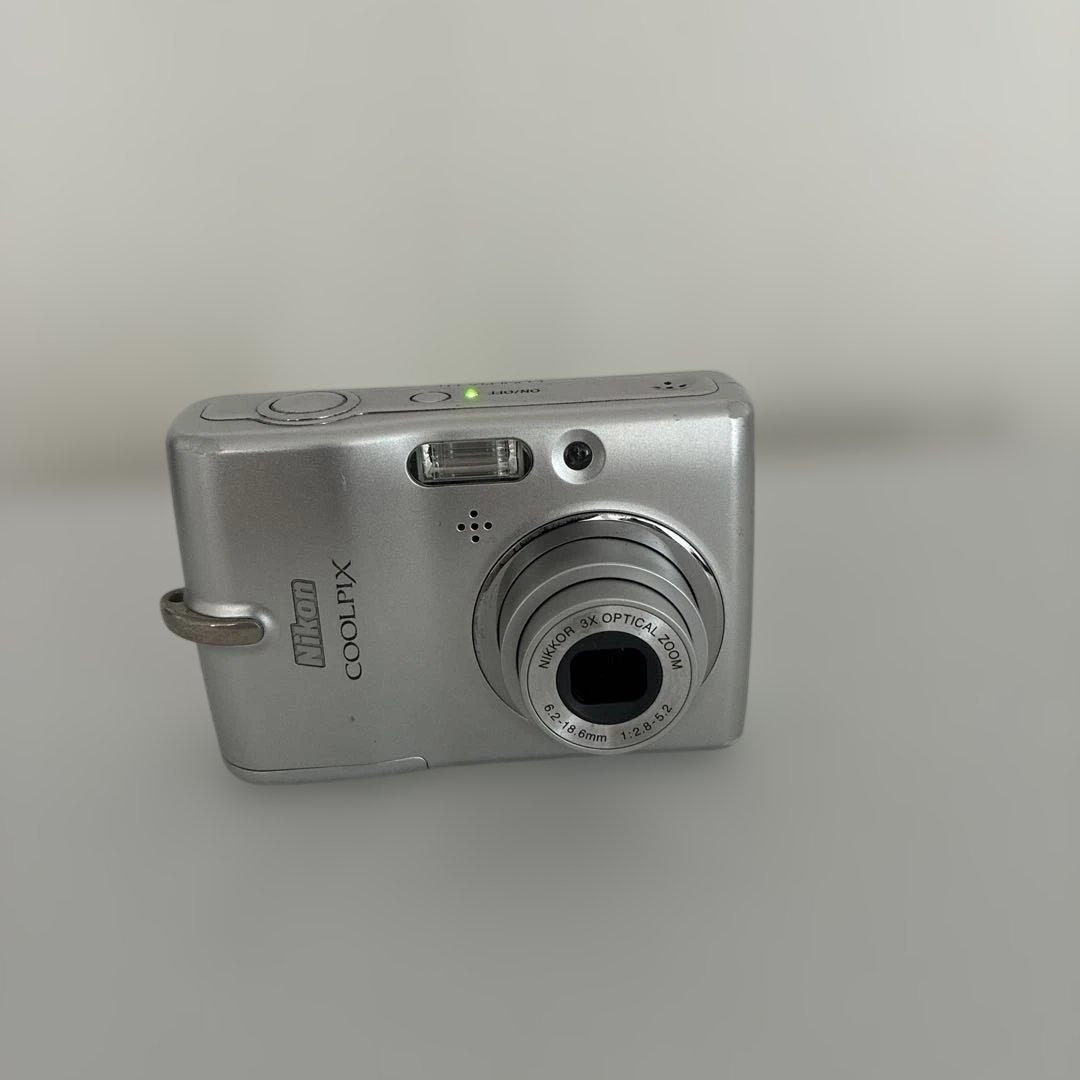 Nikon シルバー コンパクトデジタルカメラ