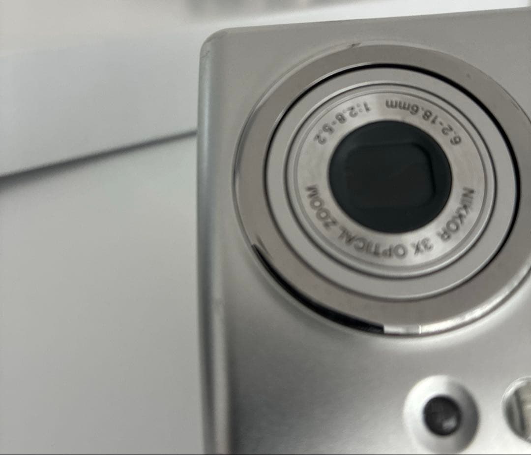 Nikon シルバー コンパクトデジタルカメラ