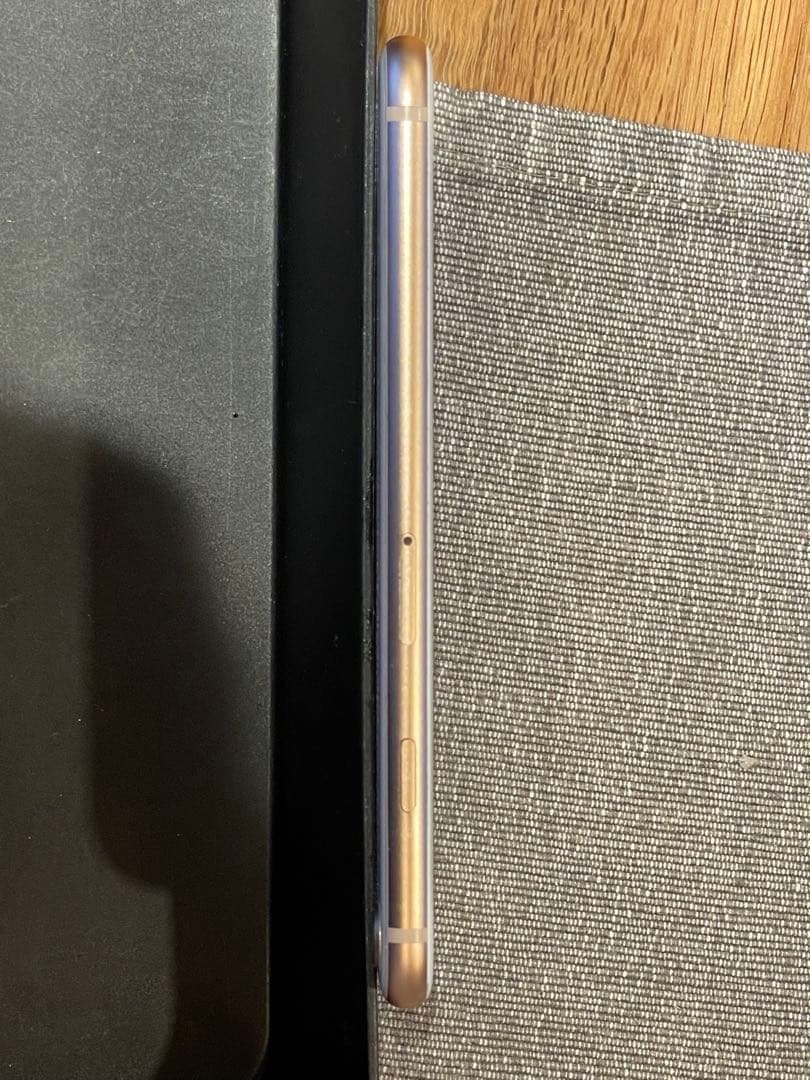 iPhone 8 ゴールド 64G 超美品 サービスケース付　SIMフリー