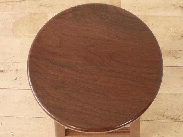 北海道手作り家具　ウォールナット材　スツール　座面一枚板