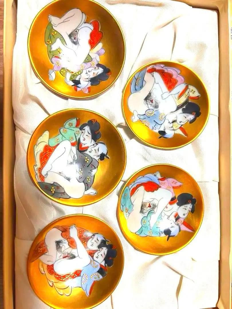 新品未使用の九谷焼　盃 酒器 お猪口 金彩春画　陶磁器小皿セット 5個　レア