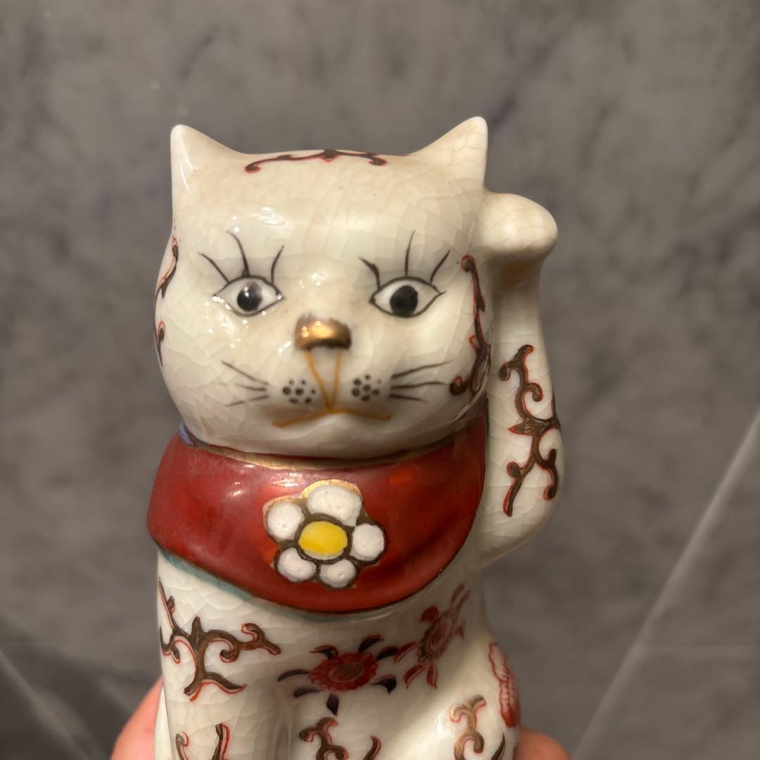 アンティーク伊万里　妖艶な瞳と体のお花や金彩が芸術的な招き猫