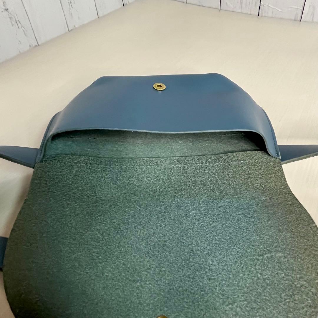 IL BISONTE カウハイド レザー ボディバック　ウエストバッグ　ブルー