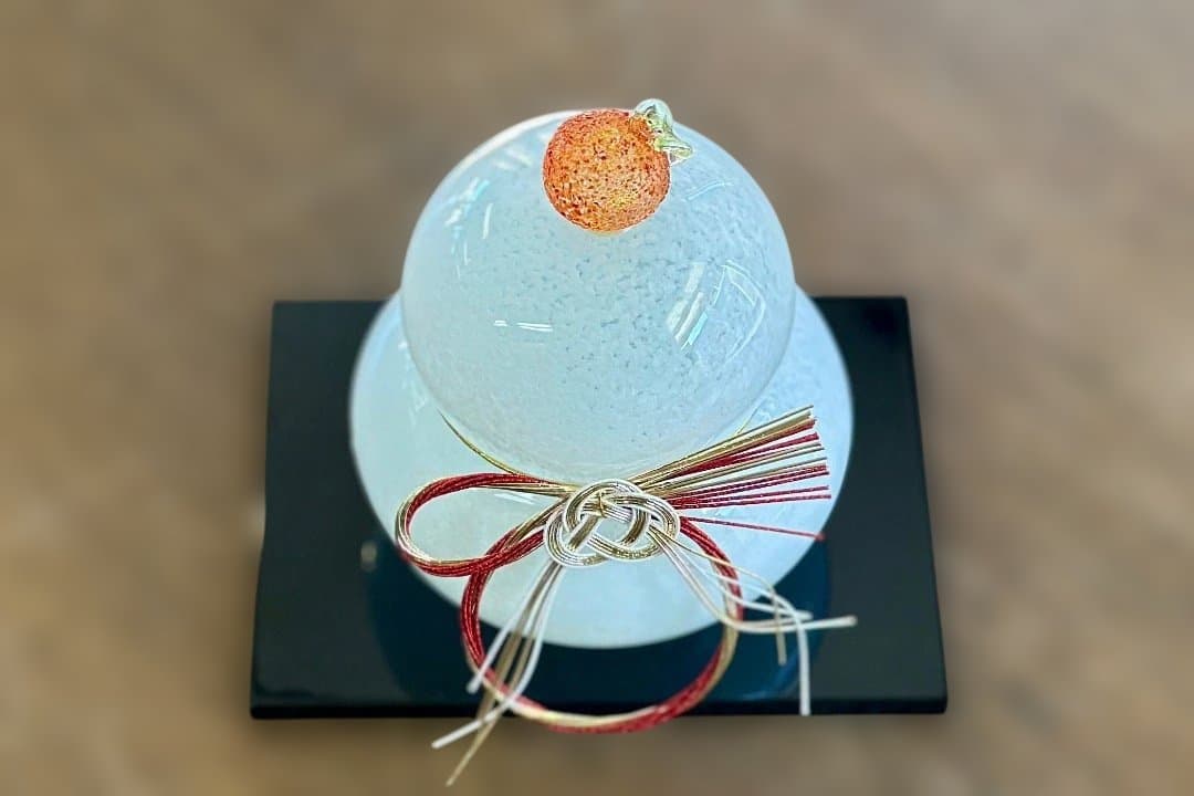 新品　鏡餅　ガラス製　かがみもち　手作り　黒台付　お正月　高さ15cm