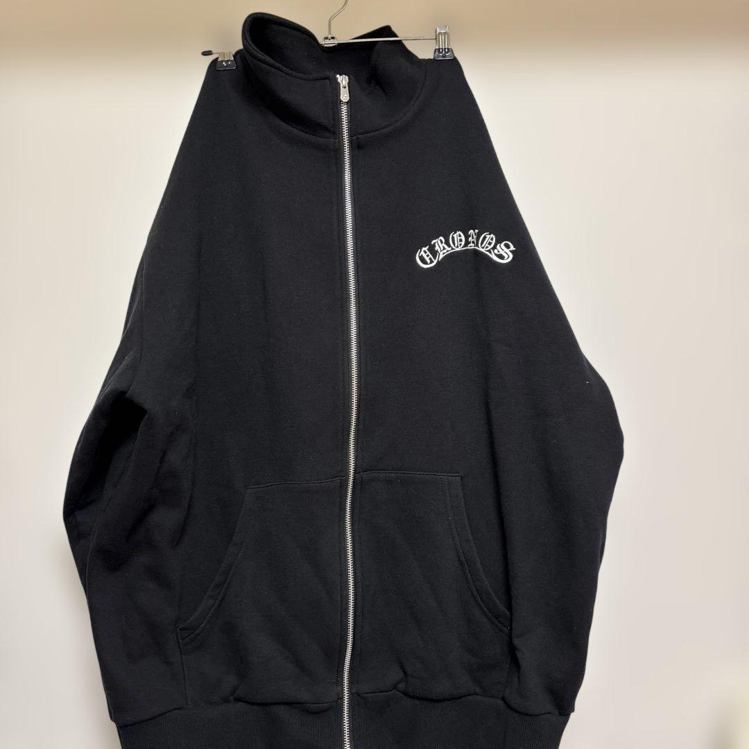 トップス CRONOS BLACKLETTER STAND ZIP JACKET