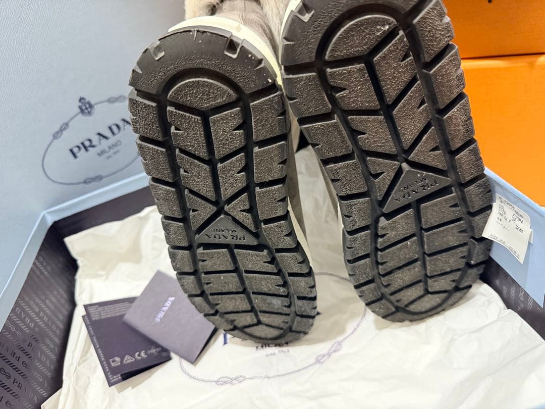 キラリ様 ¨̮⃝ PRADA プラダ ▼三角ロゴ ムートンファーブーツ