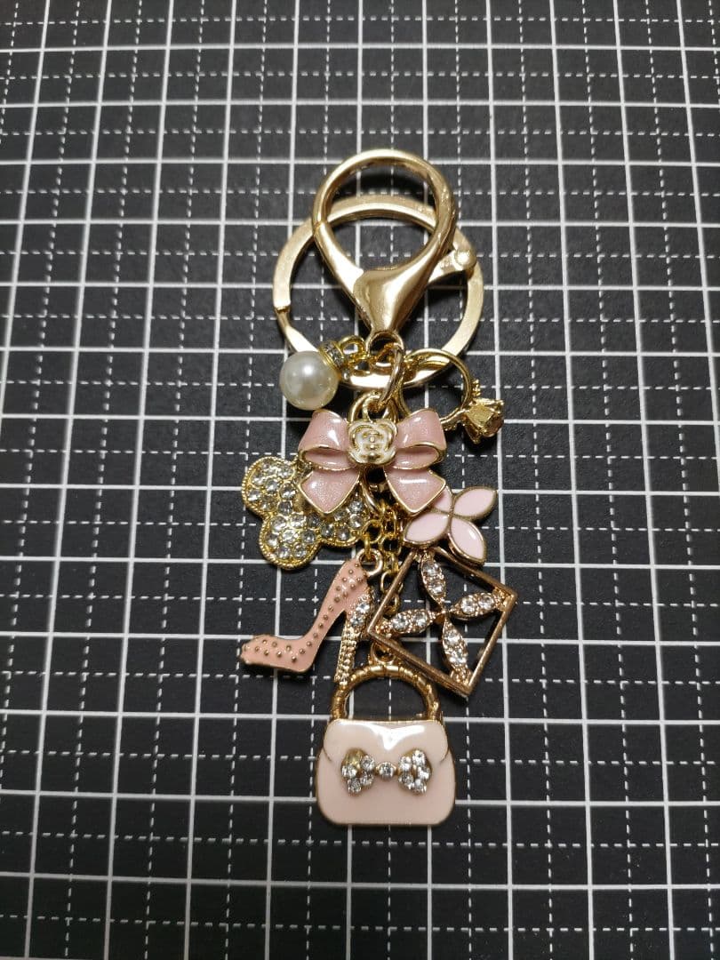 ハンドメイドチャーム　バッグチャーム　カメリア　ミニバッグ　タッセル　黒ピンク