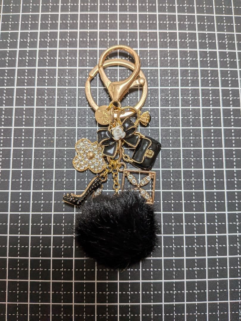 ハンドメイドチャーム　バッグチャーム　カメリア　ミニバッグ　タッセル　黒ピンク
