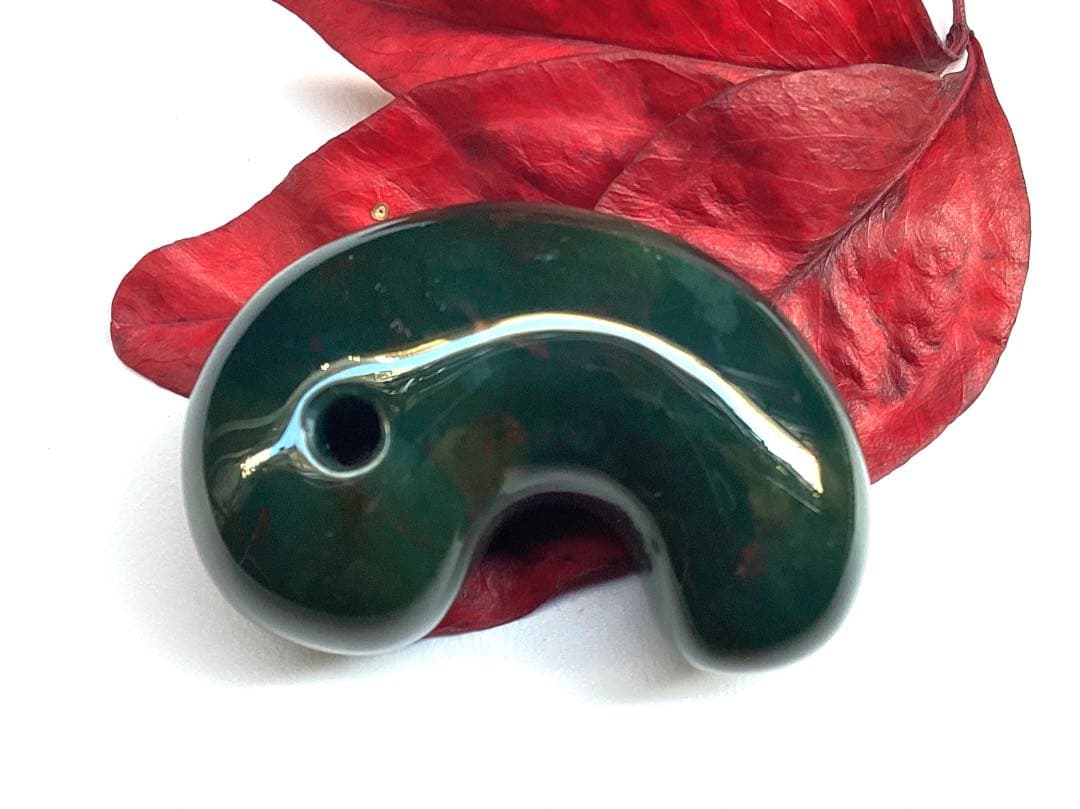 ✳【碧玉】と言える濃厚青緑色の出雲石勾玉　浮き草文様*斑点入り15万円はします