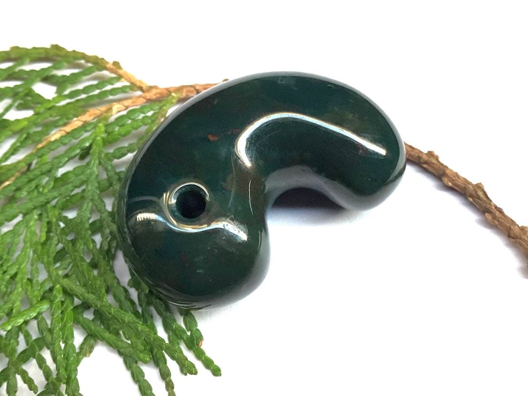 ✳【碧玉】と言える濃厚青緑色の出雲石勾玉　浮き草文様*斑点入り15万円はします