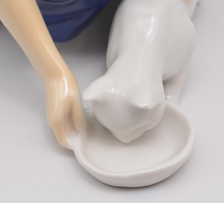 ミルクを与える少女　＃1745　No.2　★B＆G（ロイヤルコペンハーゲン）