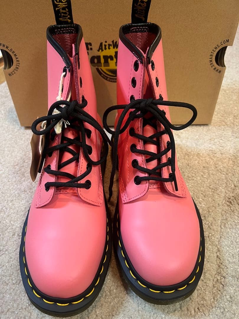 【新品未使用】Dr.Martens ピンク 8ホールブーツ