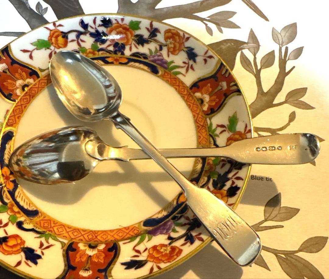 1853年英国アンティーク、純銀、モノグラム入りフィドルパターンスプーン2本。