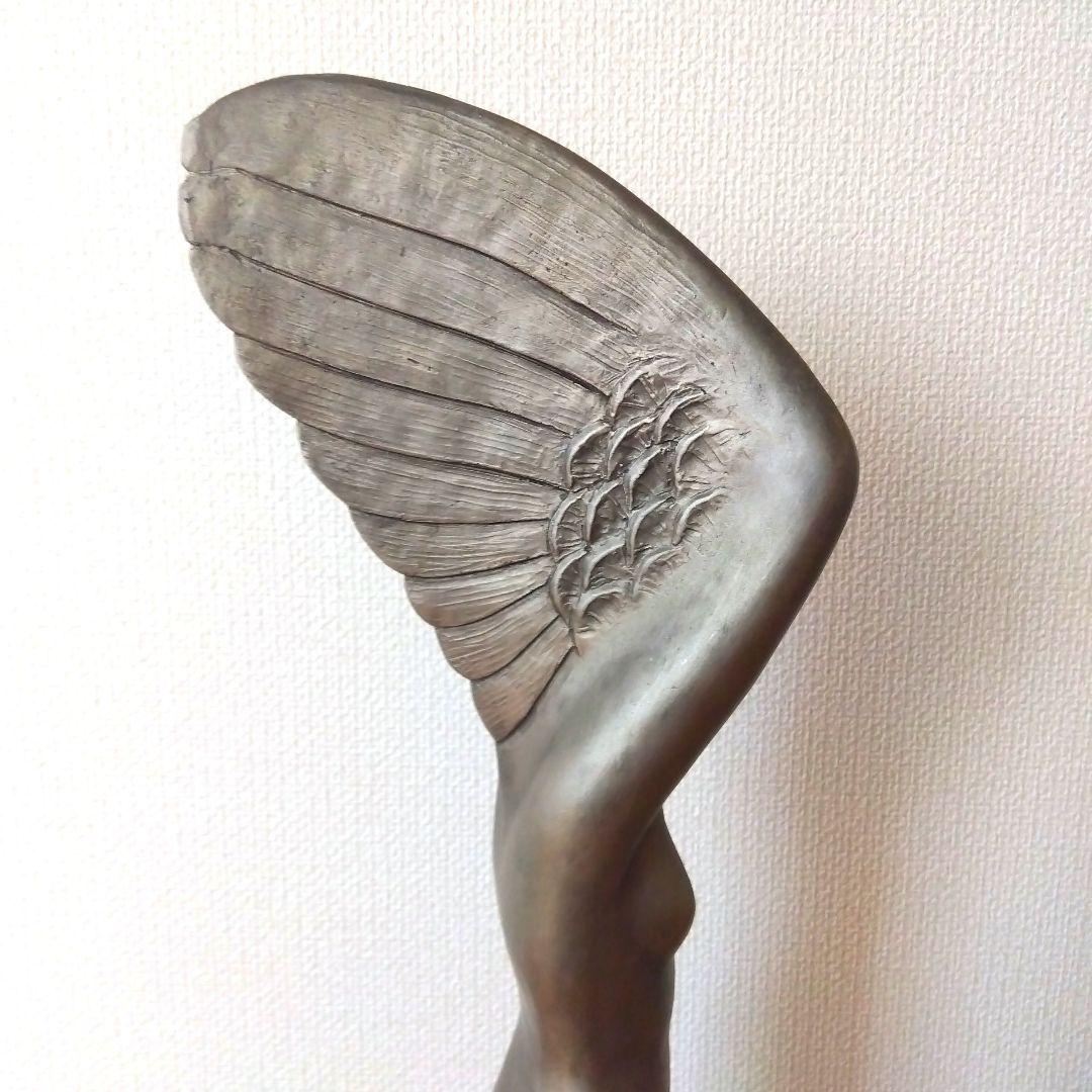 鳥の女性像