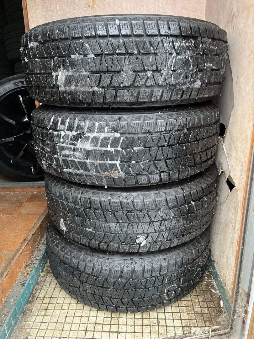 ジャガー　E-PACE Bridgestone 235/65R17 スタッドレス