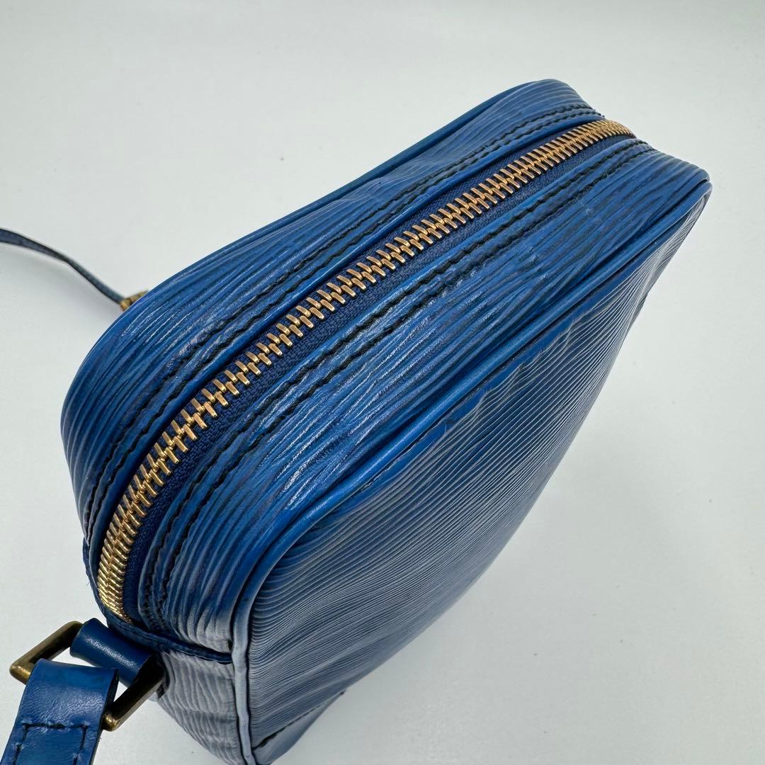 ルイヴィトン エピ ダヌーヴ レザー ショルダーバッグ 斜めがけ ブルー