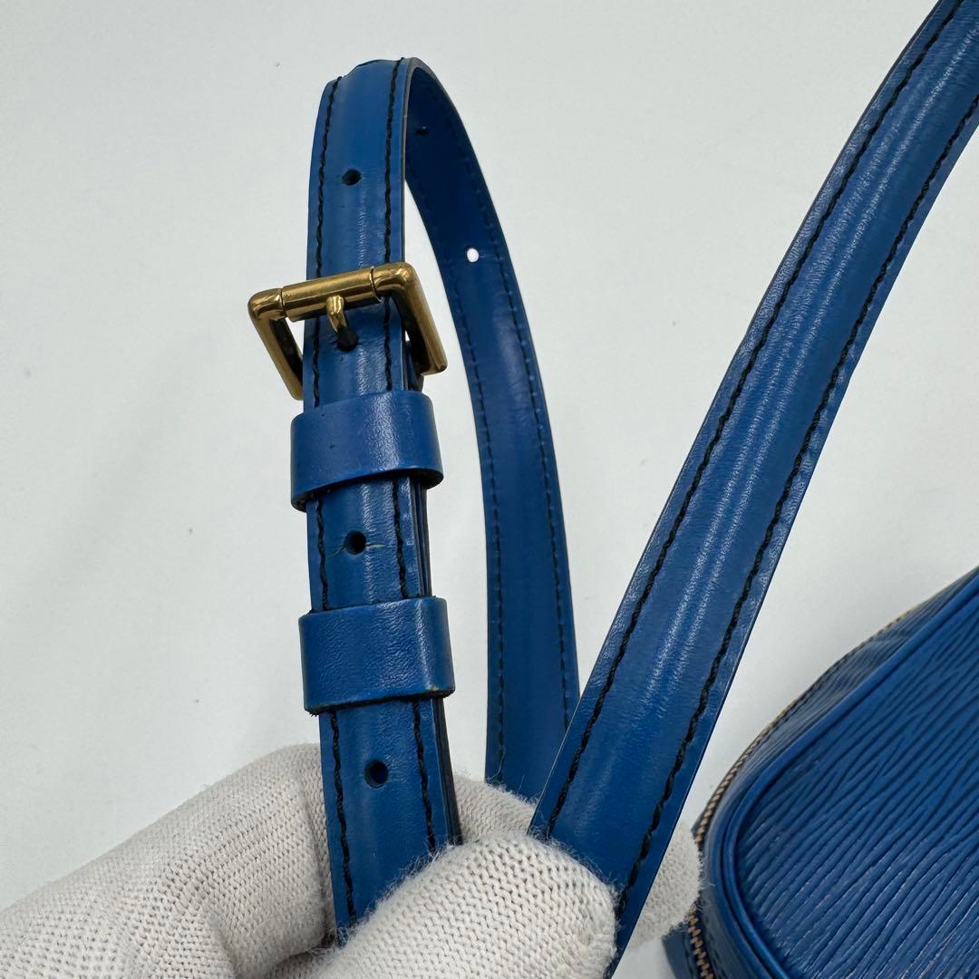 ルイヴィトン エピ ダヌーヴ レザー ショルダーバッグ 斜めがけ ブルー