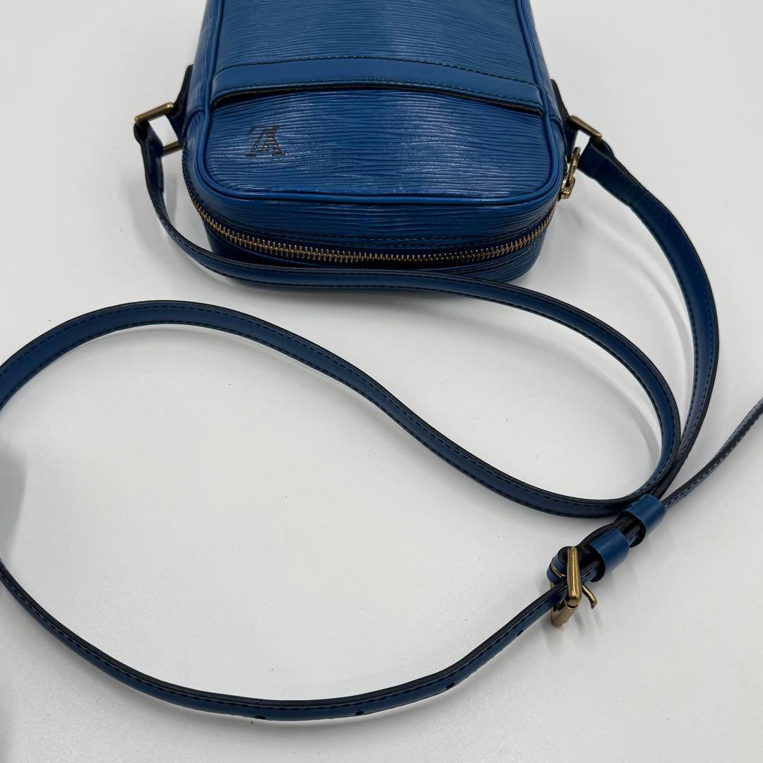 ルイヴィトン エピ ダヌーヴ レザー ショルダーバッグ 斜めがけ ブルー
